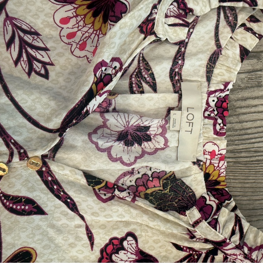 LOFT Floral Button-Down Blouse in Cream and Purple size L - Picture 3 of 4